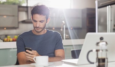 homme défilant sur son téléphone