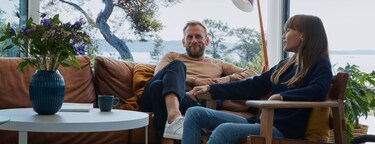 2 personnes dans un fauteuil